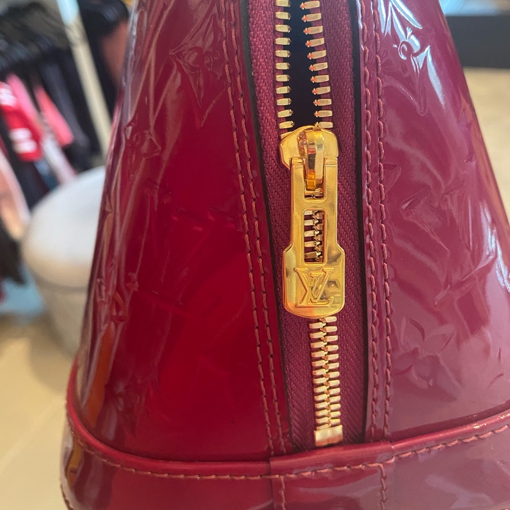LV monogram magenta vernis Alma MM bag - Picture 8 of 11